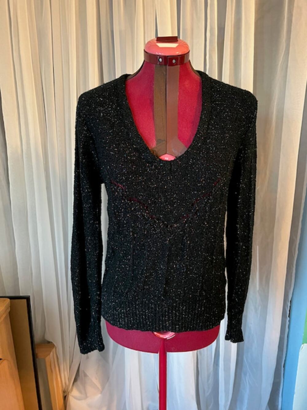 sweater lace V black red blue metallic